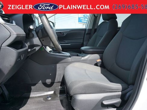 Used 2022 Toyota RAV4 LE FWD image 16