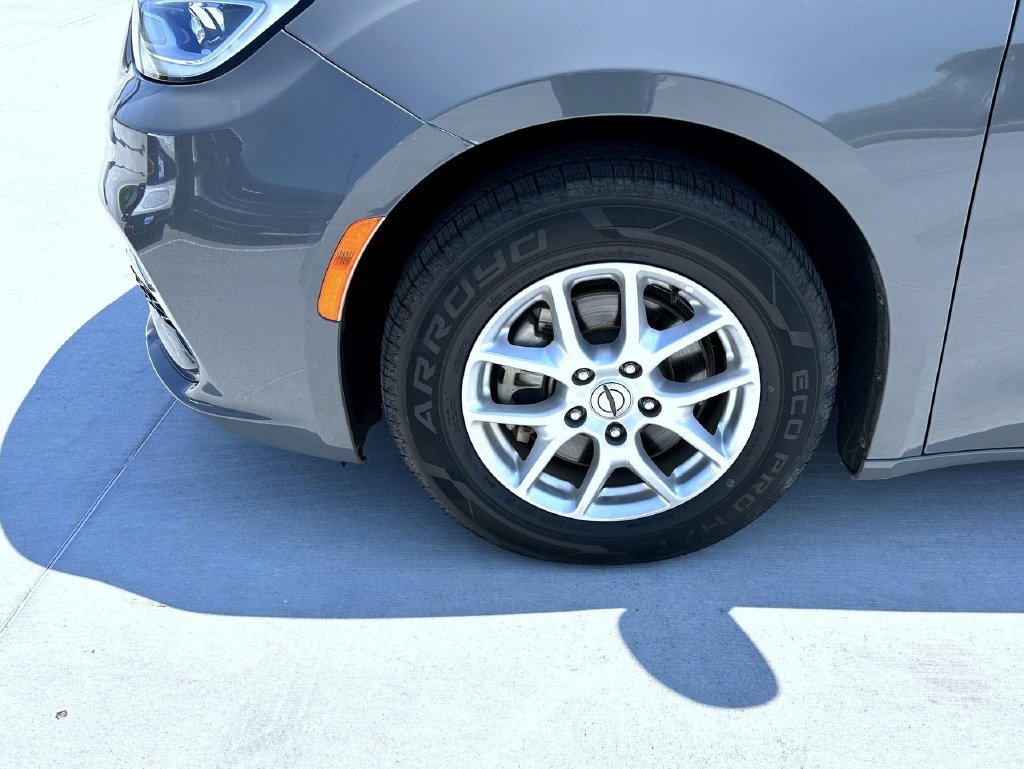 Used 2022 Chrysler Pacifica Touring-L FWD image 23