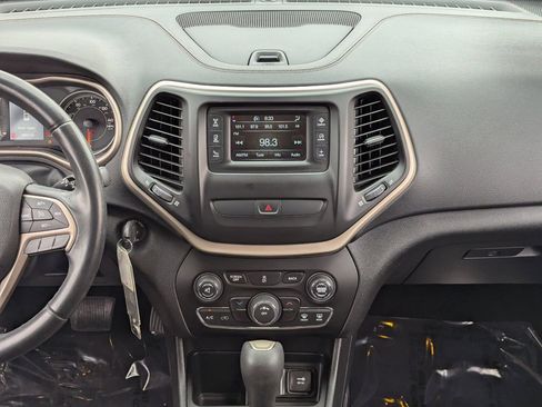 Used 2016 Jeep Cherokee Latitude FWD image 14