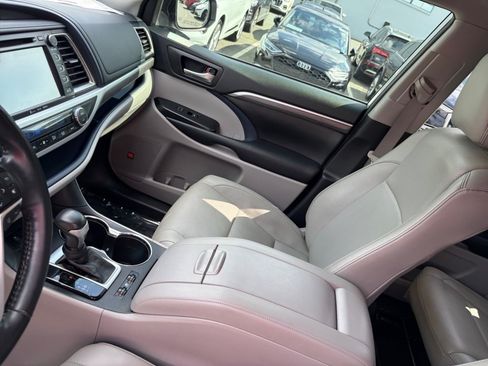 Used 2019 Toyota Highlander Limited Platinum AWD/4WD image 31