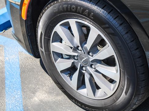 Used 2024 Chrysler Pacifica Limited FWD image 13