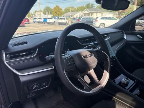 Certified 2025 Jeep Grand Cherokee L Laredo image 7