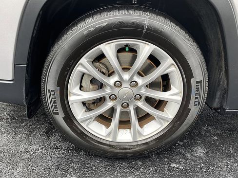 Used 2019 Jeep Cherokee Latitude w/ Popular Appearance Group FWD image 8
