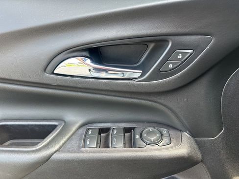 Used 2021 Chevrolet Equinox LT FWD image 16
