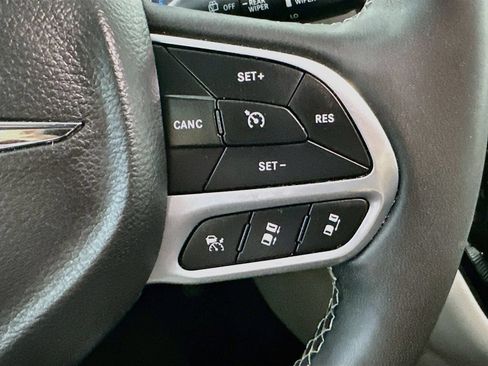 Used 2024 Chrysler Pacifica Touring-L FWD image 25