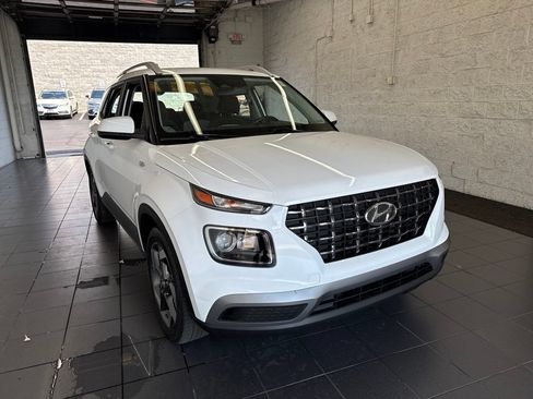 Used 2025 Hyundai Venue SEL FWD image 2