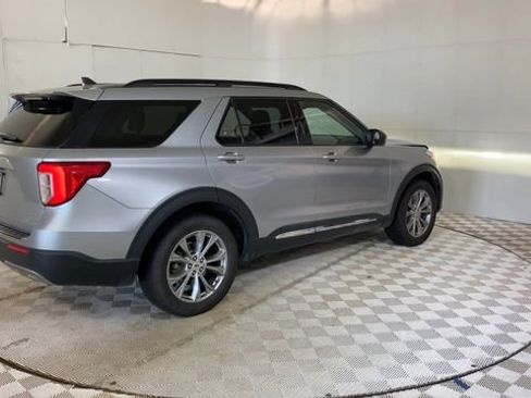 Used 2022 Ford Explorer XLT w/ Equipment Group 202A AWD/4WD image 3