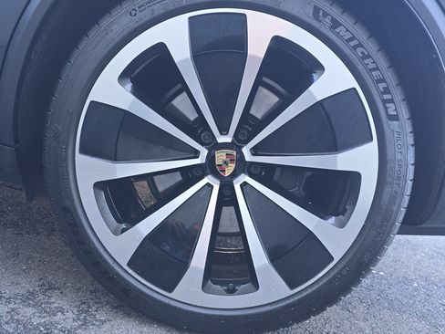 Certified 2024 Porsche Macan 4 Electric image 27