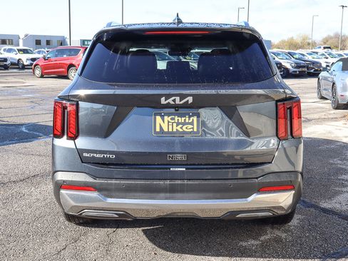 Used 2024 Kia Sorento S image 5