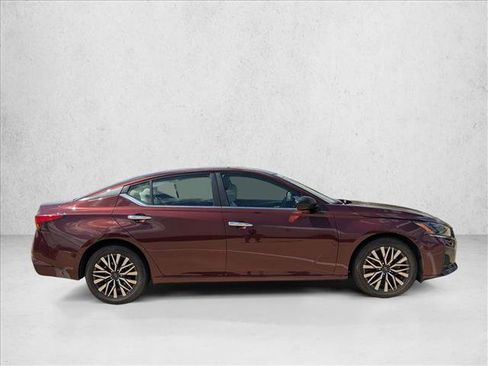 Used 2024 Nissan Altima 2.5 SV image 4