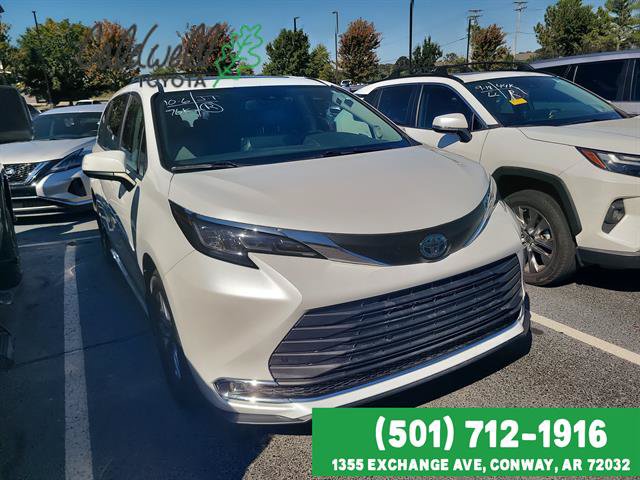 Used 2022 Toyota Sienna XLE w/ XLE Plus Package FWD image 3