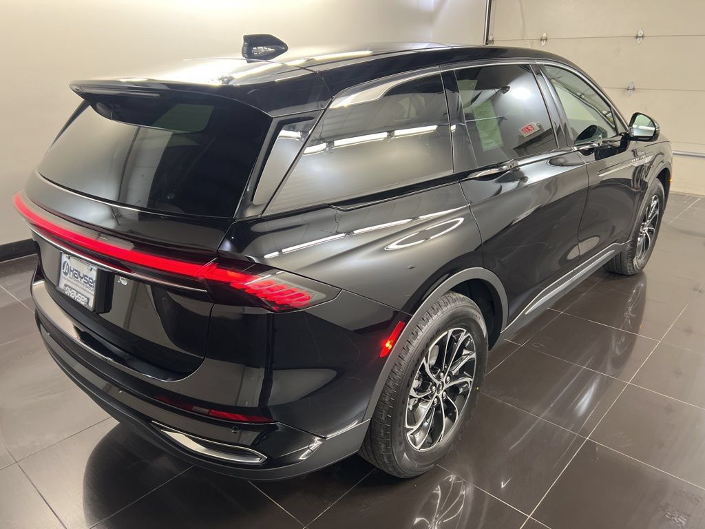 Used 2026 Lincoln Nautilus Premier AWD/4WD image 6