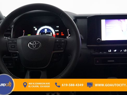 Used 2025 Toyota Camry SE w/ Convenience Package image 5