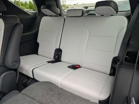 Used 2024 Chevrolet Traverse RS FWD image 33