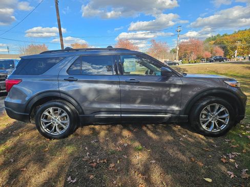 Certified 2022 Ford Explorer XLT w/ Equipment Group 202A AWD/4WD image 4