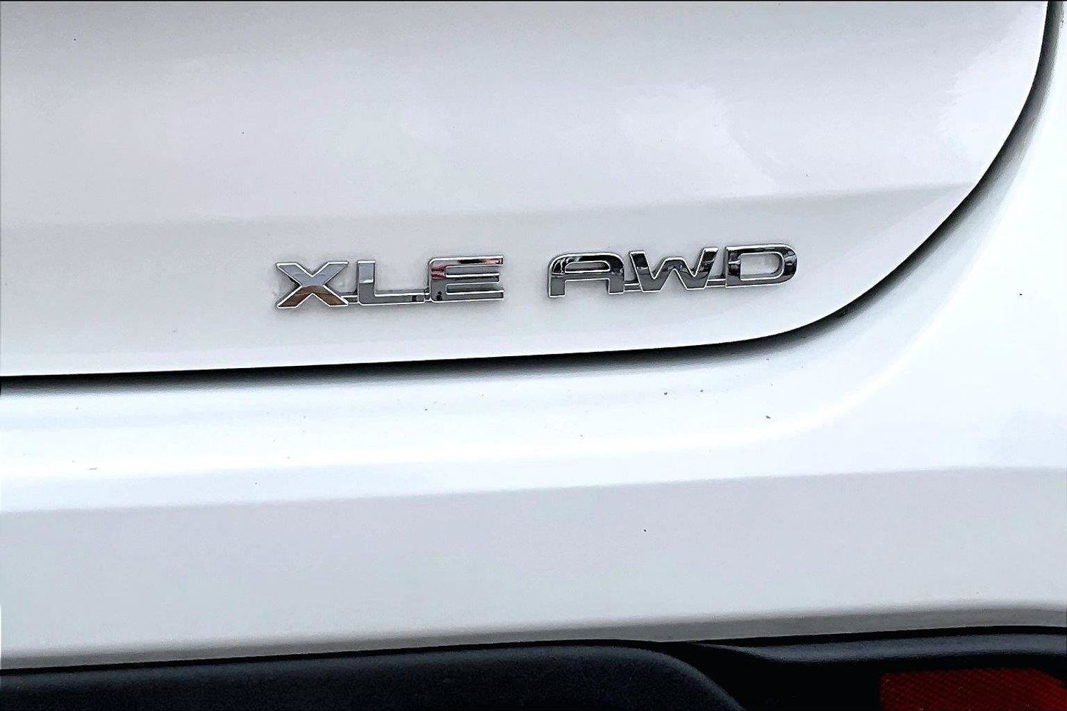 Used 2021 Toyota Highlander XLE AWD/4WD image 25