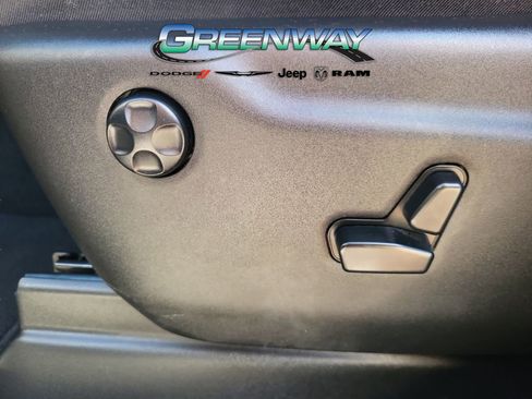 Used 2019 Jeep Grand Cherokee Laredo w/ Laredo X Package image 17