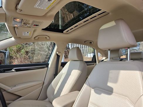 Used 2019 Volkswagen Passat 2.0T SE R-Line image 6