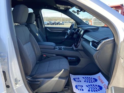 Used 2025 GMC Acadia Elevation image 32