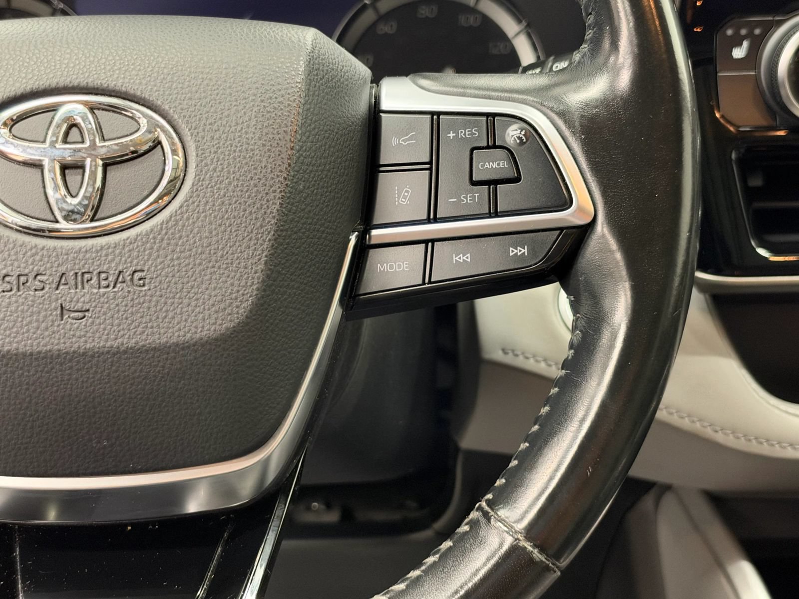 Used 2020 Toyota Highlander XLE AWD/4WD image 31