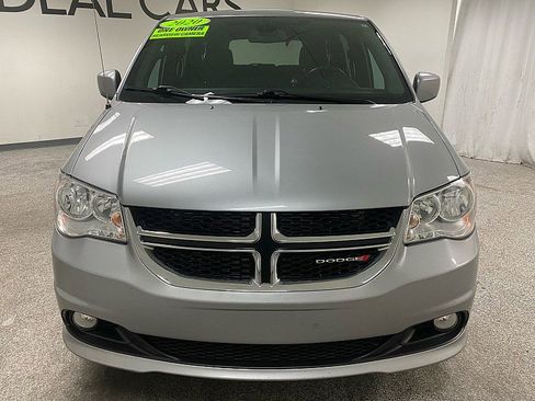Used 2020 Dodge Grand Caravan SE image 2
