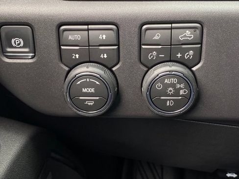 Used 2026 Chevrolet Silverado 1500 LT Trail Boss w/ LT Trail Boss Premium Package AWD/4WD image 19