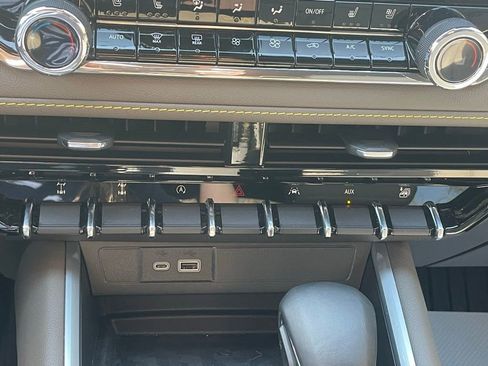 Used 2025 Chevrolet Colorado ZR2 w/ Technology Package image 36