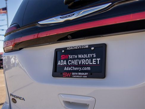 Used 2022 Chrysler Pacifica Touring-L image 10