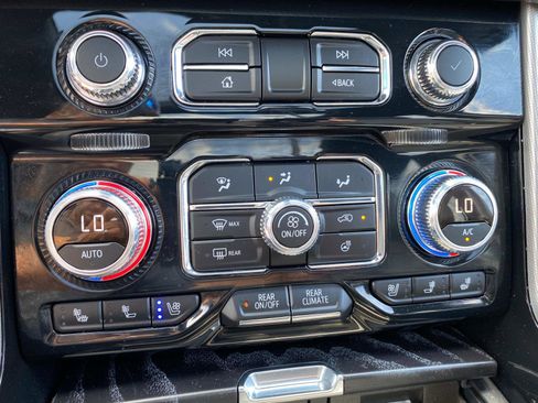 Used 2024 GMC Yukon XL Denali w/ Denali Reserve Package image 18