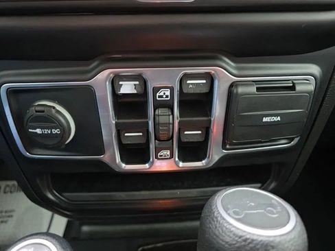 Used 2019 Jeep Wrangler Unlimited Sahara image 28