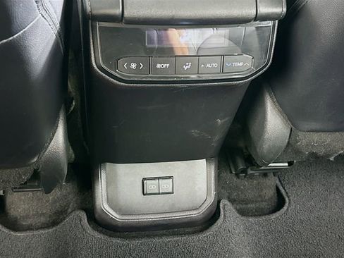 Used 2024 Toyota Highlander XLE image 13