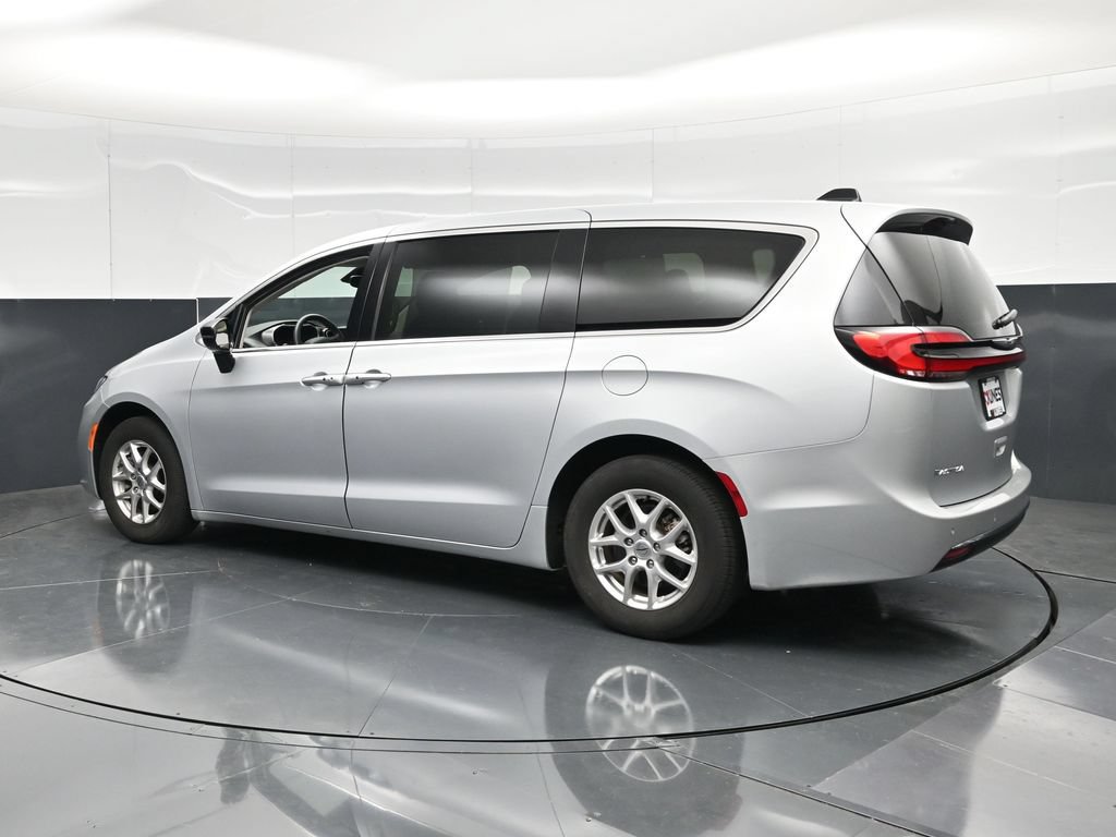 Used 2024 Chrysler Pacifica Touring-L FWD image 8