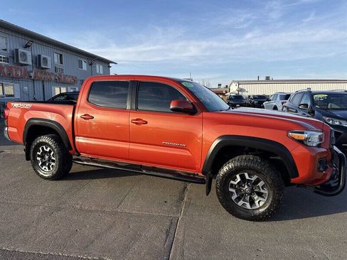 Used 2017 Toyota Tacoma TRD Off-Road w/ Tow Package (A/T) image 10
