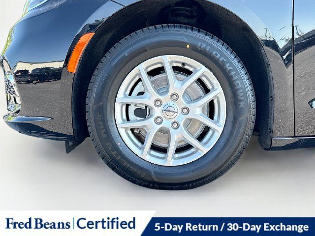 Used 2025 Chrysler Pacifica Select FWD image 33