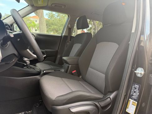 Used 2025 Kia Soul LX w/ LX Technology Package FWD image 22