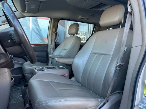 Used 2016 Chrysler Town & Country Touring image 10