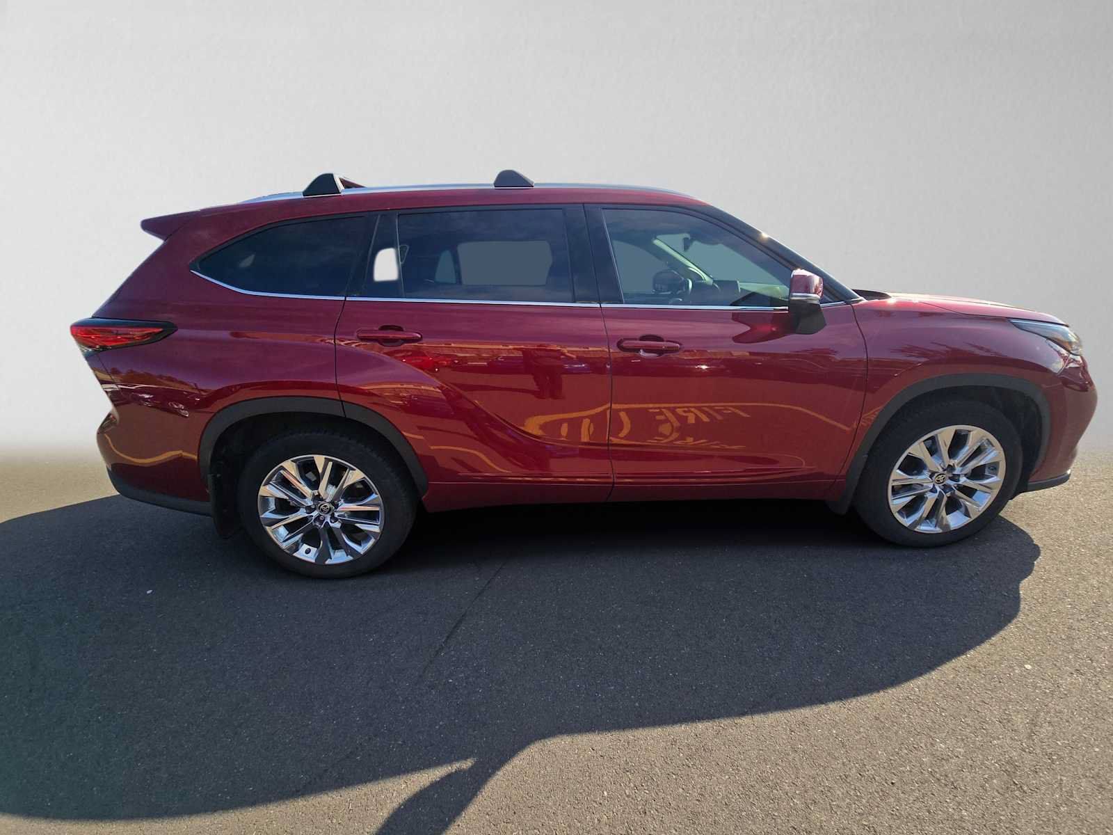 Used 2023 Toyota Highlander Limited AWD/4WD image 2