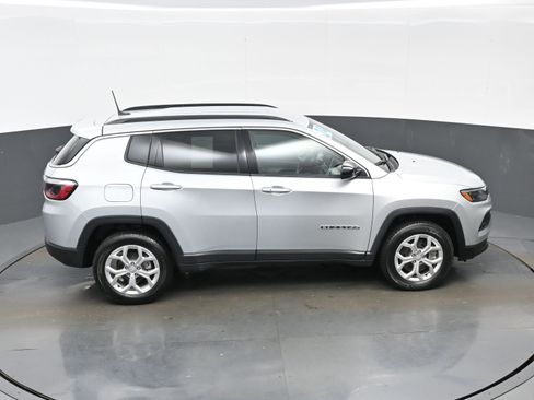 Used 2024 Jeep Compass Latitude image 36