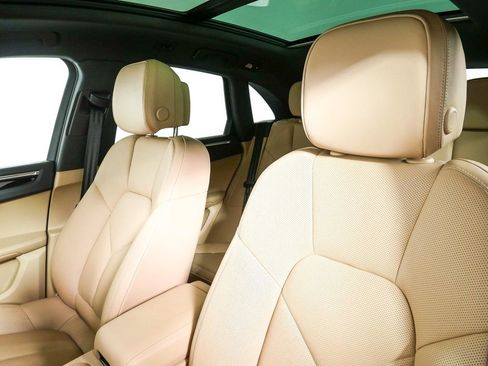 Certified 2025 Porsche Macan AWD image 5