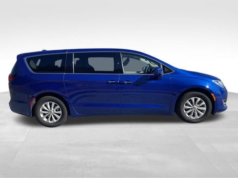 Used 2019 Chrysler Pacifica Touring Plus image 4