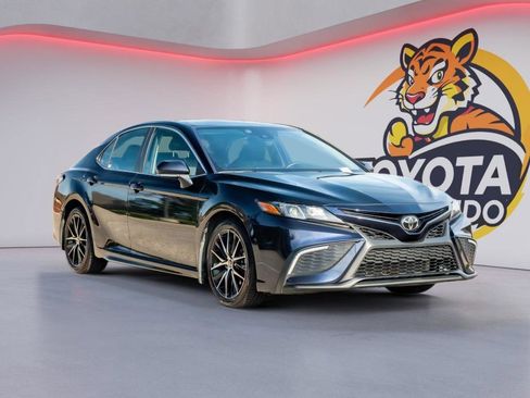 Used 2022 Toyota Camry SE FWD image 3