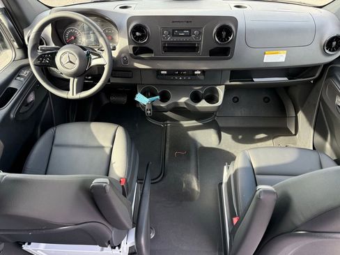 Used 2025 Mercedes-Benz Sprinter 2500 image 11