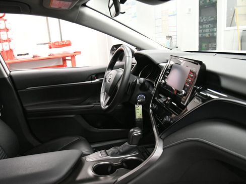 Used 2024 Toyota Camry SE image 27