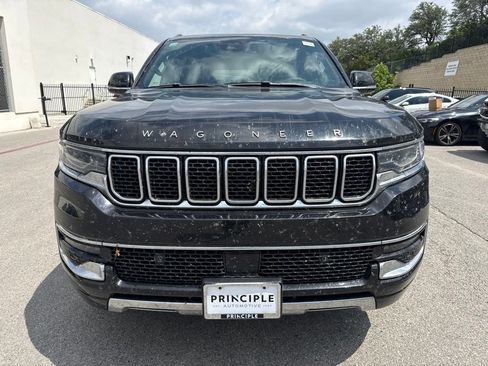Used 2023 Jeep Wagoneer Series III w/ Premium Group I AWD/4WD image 2