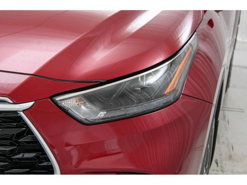Used 2025 Toyota Highlander XLE image 24