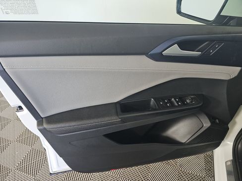 Used 2024 Volkswagen Taos SE image 13