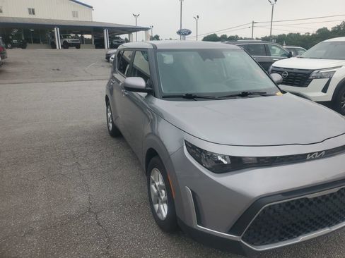 Used 2025 Kia Soul LX w/ LX Technology Package FWD image 4