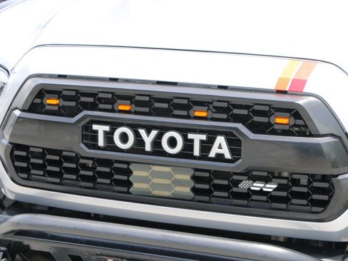 Used 2021 Toyota Tacoma TRD Off-Road w/ Technology Package AWD/4WD image 12