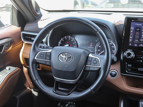 Used 2022 Toyota Highlander Platinum AWD/4WD image 15