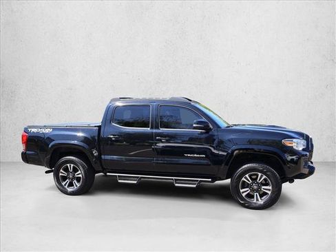 Used 2017 Toyota Tacoma TRD Sport AWD/4WD image 4